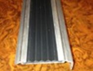 Противоскользящая накладка на ступени АПРУ (Г-образная алюминиевая)